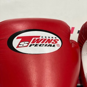 นวมชกมวยไทยสีแดงขาวคู่แฝด หนังแท้ ปรับขนาดได้ สำหรับซ้อมมวย MMA คิกบ็อกซิ่ง - Product Image 4