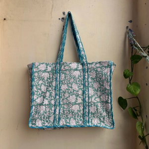 Sac fourre-tout matelassé Boho à bandoulière en coton écologique avec logo floral personnalisable impression personnalisée du week-end en semaine - Product Image 1
