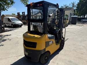 Chariot élévateur à fourche à gaz CATERPILLAR DP18NT 10 tonnes à triple mât avec composants POCLAIN et Kawasaki - Product Image 3