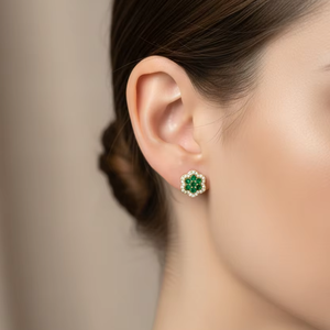 Pendientes de tuerca con diseño floral de esmeraldas y diamantes de corte brillante para mujer |   Oro de 14K |   Regalo para Ella - Product Image 5