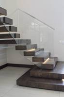 Escalier flottant intérieur commercial de luxe Anewson, en bois massif blanc, moderne, préfabriqué, avec poutre centrale monobloc