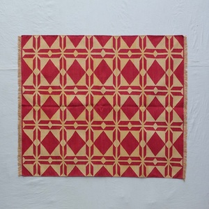 Tapis Dhurrie en coton tissé à la main rouge doré de 4x6 pieds, technique tressée artisanale indienne, motif géométrique en zigzag lavable pour la maison - Product Image 1