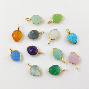 Dije de Piedra Lunar Melocotón de 8x10mm con Tallado de Hoja en Plata 925 - Colgante de Piedra Preciosa Tallada - Dije Artesanal con Temática Natural - Product Image 3