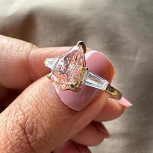 แหวนหมั้นเพชรทรงลูกแพร์สีชมพูเพาะเลี้ยงในห้องปฏิบัติการ ประดับเพชรทรงบาแก็ตต์ 3 เม็ด แหวนแต่งงานทอง 14k ราคาประหยัด - Product Image 5