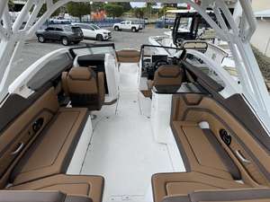 Yamaha 275SD 2025 Usada, 27 pies, 250 HP, Motor Doble de 1.8L SVHO Supercargado, 500HP, Embarcación de Trabajo, Remolcador, con Remolque - Product Image 2