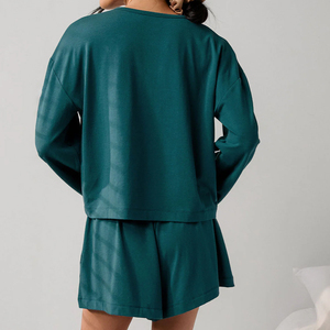Completo Due Pezzi da Donna in Cotone Modal: Maglia a Maniche Lunghe Henley e Pantaloncini in Jersey Organico - Abbigliamento Sostenibile per Casa - Product Image 5