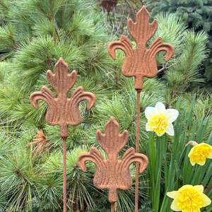 Piquets de jardin en métal à motifs floraux créant de belles décorations extérieures pour une aménagement paysager saisonnier et dynamique de la maison - Product Image 4
