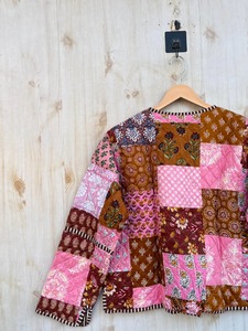 Chaqueta Acolchada de Algodón con Patchwork Hecha a Mano en India, Chaqueta Acolchada de Algodón Estilo Vintage Color Durazno, Abrigo Bohemio Reversible para Mujer - Product Image 4