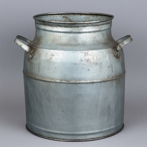 Boîte de lait galvanisée inspirée de la ferme avec une finition classique parfaite pour les maisons, les cuisines de jardin en plein air et les intérieurs de cafés - Product Image 1