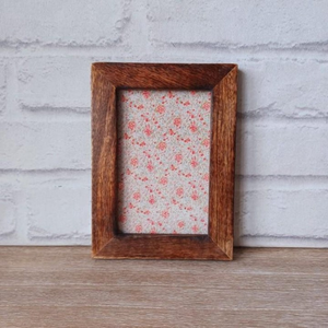 Cadre photo rustique écologique fait à la main 4x6 en bois de mangue foncé, support d'image créatif autoportant pour la famille et les amis Saniya - Product Image 1