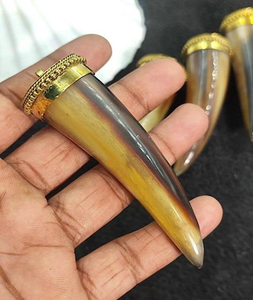 Pendentif en forme de corne incrustée naturelle du Népal avec capuchon en laiton brillant Bijoux pendentifs en forme de dents légères par glowin fashion - Product Image 5