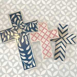 Croix murale décorative en nacre Incrustation de coquillages faite à la main Sainte Croix pour maisons et chapelles - Product Image 1