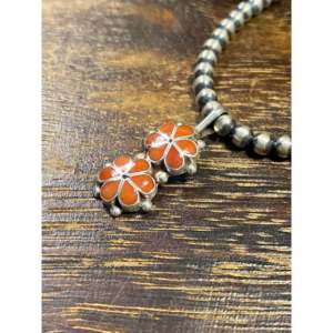 Pendentif et breloque Zuni faits à la main, corail et fleur incrustée d'argent sterling - Product Image 4