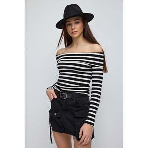 Blusa Elegante con Hombros Descubiertos, Diseño Casual, Tejido de Viscosa y Algodón, Talla Única para Mujer, Logotipo Frontal, Corte Ajustado - Product Image 3