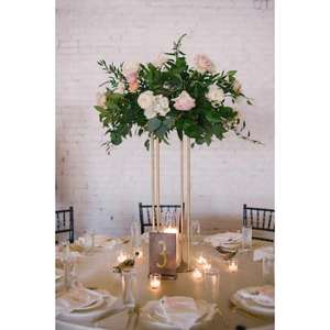 Centro de mesa de metal de inspiración ntique con detalles intrincados para eventos de temática vintage y elegantes detalles de decoración del hogar - Product Image 1