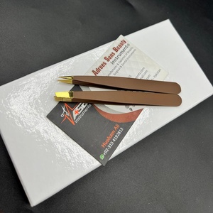 Pince à épiler à sourcils à pointe oblique en or brun avec logo personnalisé, ciseaux à sourcils en acier durable à utilisation facile, emballés dans un sac de beauté - Product Image 6