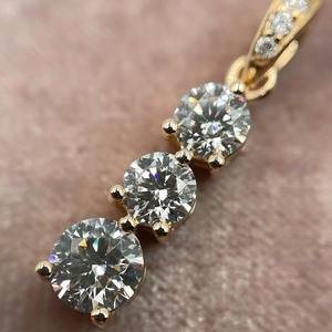 Colgante de diamante cultivado en laboratorio de tres piedras, colgante de diamante CVD para mujer, colgante de brida creado en laboratorio de corte redondo 1,0 Ctw, oro amarillo de 14K - Product Image 4