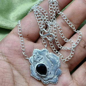 Nouveau collier pendentif loup en argent sterling 925 avec onyx noir, design premium, bijou totem spirituel, cadeau pour fête - Product Image 1