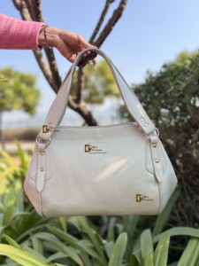 Combo de dos bolsos de cuero genuino: bolso tote y bolso bandolera. Bolso elegante en oferta. Bolsos de diseño únicos para mujer, multiusos. - Product Image 4