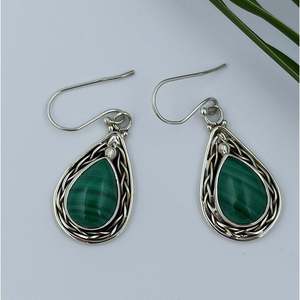 Boucles d'oreilles pendantes en argent sterling 925 faites à la main, design goutte d'eau en malachite pour femmes - Product Image 2