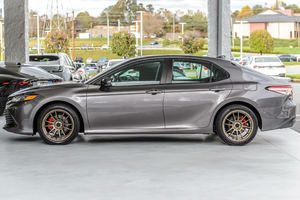 2018 Toyota Camry Hybrid LE FWD Sedan Asientos de cuero interior oscuro Caja de cambios automática R17 Ruedas de aleación Caja de cambios manual trasera - Product Image 2