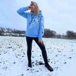 Sudadera con Capucha Personalizada con Estampado, Diseño de Golondrina y Nube Bordada y Pintada, Manga Raglán, Algodón - Product Image 5