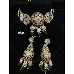 Ensemble de bijoux Kundan Moissanite contemporains de qualité supérieure avec collier en couches pour les événements de mode disponibles en vrac - Product Image 3