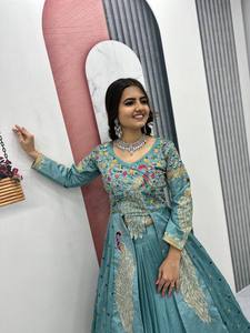 Top Corto de Seda Vichitra con Lehenga y Chal - Product Image 4