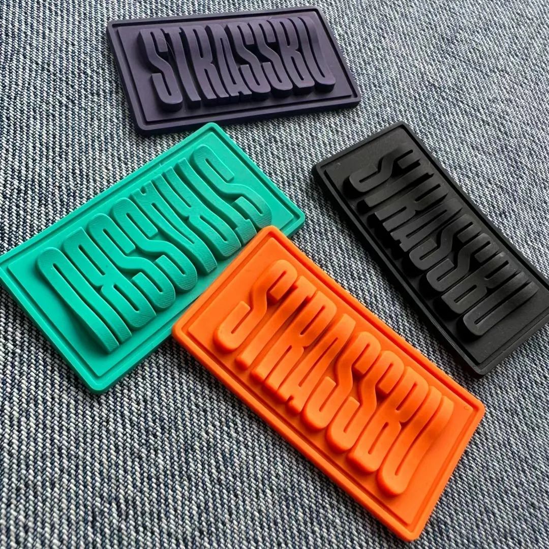 Aangepaste Logo Producten Mode Zachte Pvc Logo Product Patch Rubber Pvc Patches 3d Reliëf Label Kledingstuk Rubber Tags Voor Kleding