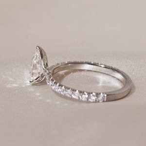 Anillo de compromiso de moissanita con corte de pera de 10x7mm | Solitario con banda pavimentada | Joyería fina de Boda nupcial de oro o plata OEM - Product Image 2