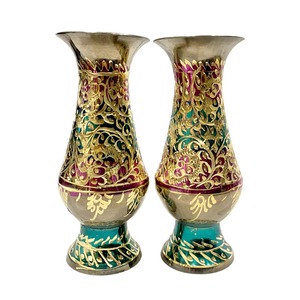 ชุดแจกันดอกไม้ทองเหลืองวินเทจ 2 ใบ ทาสีด้วยมือ ลายดอกไม้สลักบนโลหะ ขอบหยักประดับตกแต่งสีสันสดใส สำหรับตกแต่งบ้าน - Product Image 1