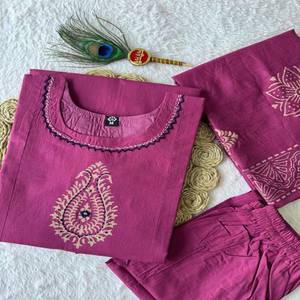 Conjunto de Kurti, Pantalón y Dupatta de Diseño VASTRA COTTAGE, Línea A, Algodón Puro, Color Rojo, Trabajo a Mano con Espejo Real, con Dupatta de Algodón Mul - Product Image 1