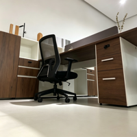 Bureau de travail moderne en bois pour deux personnes, plan ouvert, avec armoire de rangement à tiroirs sur pied