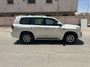 2019 pour SUV modèle GCC d'occasion, transmission intégrale, intérieur clair, sièges en cuir, moteur 8L, pneus R20, régulateur de vitesse adaptatif automatique, conduite à gauche - Product Image 5