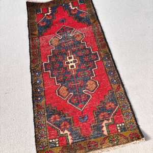 Petit tapis turc de 1,7 x 3,7 pieds, tapis oriental rouge vintage - Product Image 2