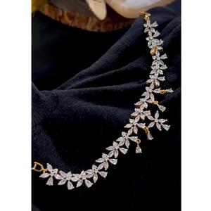 Brazalete Abrible de Alta Calidad con Acabado Dorado y Circonitas Cúbicas, Estilo Moderno y Tradicional para Mujer - Product Image 1