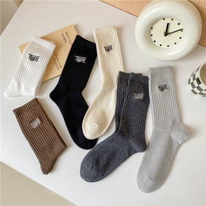 Chaussettes de sport à tube moyen pour hommes conçues sur mesure Chaussettes athlétiques à tricoter noires et blanches avec lettres brodées - Product Image 5
