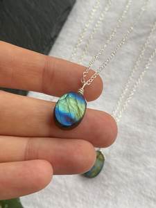 Collier artisanal vintage fait à la main en cristal de Labradorite enroulé de fil pendentif en pierres précieuses naturelles plaqué or et argent pour les fiançailles - Product Image 4