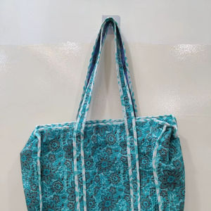 Sac fourre-tout traditionnel indien fait à la main avec des imprimés à la main, sac de shopping à bandoulière avec des poches, grand sac fourre-tout matelassé avec fermeture éclair - Product Image 1