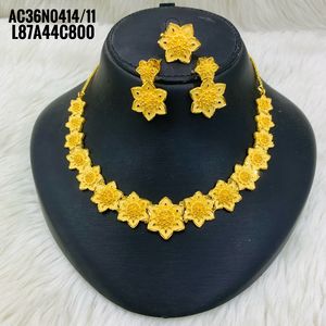 Nouveau designer tous types de bijoux de mode plaqué or ensemble de collier court un gramme de laiton avec chaîne de boîte et motif de fleurs - Product Image 1