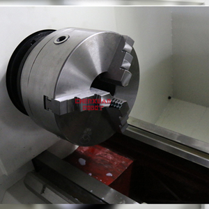 เครื่องกลึงซีเอ็นซี CK6150 ระยะหมุนสูงสุด 500 มม. สำหรับงานกลึงโลหะหนัก  แกนหมุนแบบ MT6 ความยาวชิ้นงาน 2000 มม. โครงสร้างแข็งแรงสูง - Product Image 4