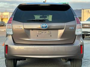 Toyota Prius v Two FWD 2017 - Product Image 6