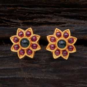 Boucles d'oreilles clous tendance vintage motif floral religieux en laiton et alliage de zinc avec perle, sertissage clos, argentées - Réf. 142572 - Product Image 1