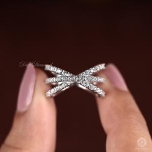 Anillo de boda de oro en forma de X elaborado - Product Image 5