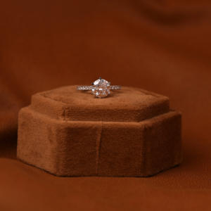 แหวนหมั้นเพชรที่โตแล้วได้รับการรับรองจากอีจีไอ2.00CT ทอง10KT แข็งสไตล์อินเทรนด์พร้อมแหวนเน้นเสียงดี - Product Image 1