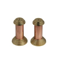 Ensemble de salière et poivrière en laiton artisanal au charme intemporel pour une utilisation traditionnelle et rustique dans la cuisine et la salle à manger