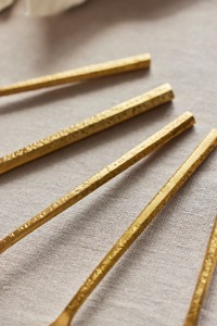 Juego de cubiertos de acero inoxidable con mango texturizado y acabado dorado con cuchara y tenedor para servir en la cocina del comedor - Product Image 6