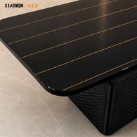 Table basse rectangulaire noire de luxe sur mesure avec détails dorés et base texturée pour salon