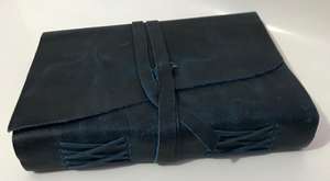 Les revues en cuir de traction à l'huile d'agate sur mesure célèbrent l'artisanat et la durabilité. Idéal pour un usage personnel - Product Image 3