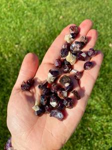 Muestra de piedras preciosas naturales de granate crudo, Color rojo oscuro, Ideal para coleccionistas de diseñadores de joyas y manualidades creativas de piedras preciosas - Product Image 6